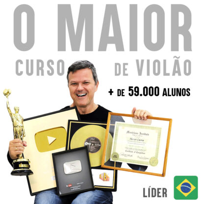 Imagem quadrada com fundo branco e textos escritos "O maior curso de violão", "+ de 59.000 alunos" e, abaixo, palavra "líder" ao lado de uma bandeirinha do Brasil. No centro, está a imagem de Heitor de Castro sentado com três placas em seu colo (2 do YouTube, uma dourada e outra prateada; e uma que parece ser um disco), enquanto na mão direita está um troféu e na esquerda um certificado internacional.