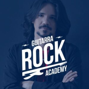 Logo do curso Guitarra Rock Academy. Imagem preponderantemente azul, com, ao fundo, um homem de camisa de mangas logas e braços cruzados, cabelos lisos, bigode e cavanhaque, e em primeiro plano o logo do curso Guitarra Rock Academy.